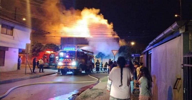 Incendio afectó a dos departamentos y un supermercado en Angol
