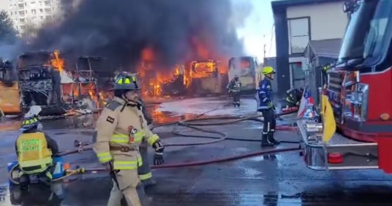 Incendio en taller de buses Biobío en Temuco terminó con siete máquinas destruidas