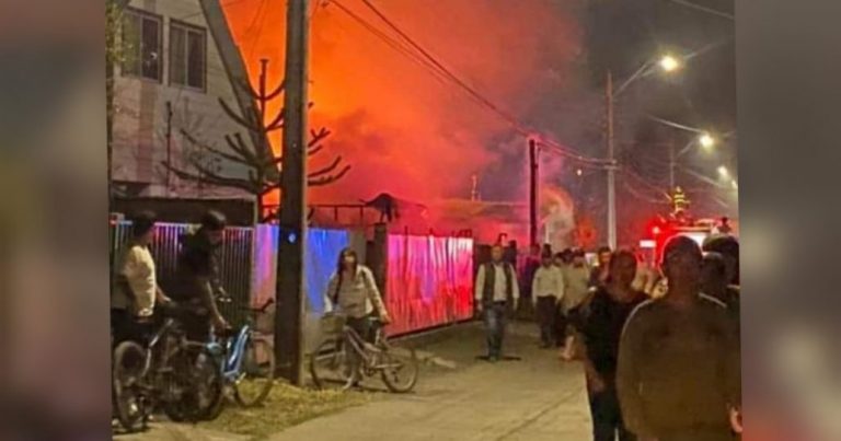 Incendio destruyó una vivienda y afectó a otras dos en Monte Águila