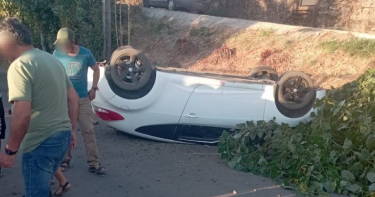 Volcamiento de vehículo deja dos lesionados en la comuna de San Rosendo