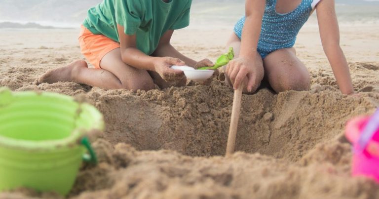 EE.UU: Niña de 7 años muere tras colapsar el agujero de arena en la playa donde jugaba
