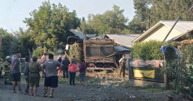 Negrete: Camión pierde el control e impacta una vivienda en Coihue dejando dos lesionados