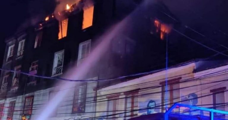 Incendio estructural en el centro de Valparaíso deja dos menores fallecidos