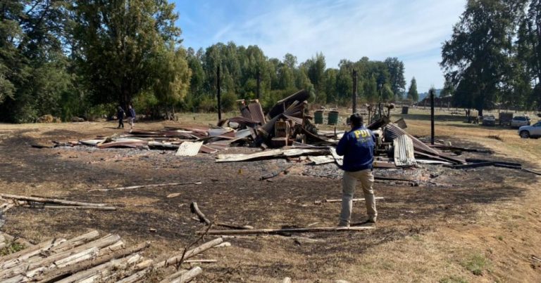 Atentado incendiario deja maquinarias, un galpón y una casa destruidas en la región de La Araucanía