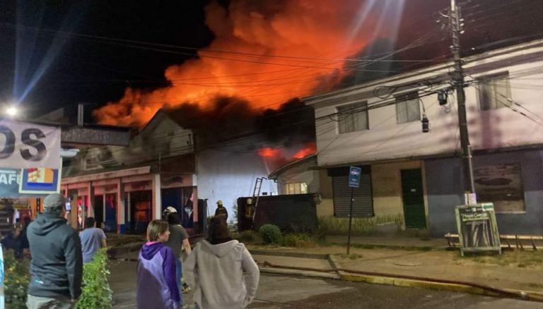 Histórico supermercado destruido por incendio en Loncoche: cuatro locales más afectados