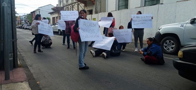 Apoderados del Liceo Llano Blanco protestan por suspensión de bus para sus hijos