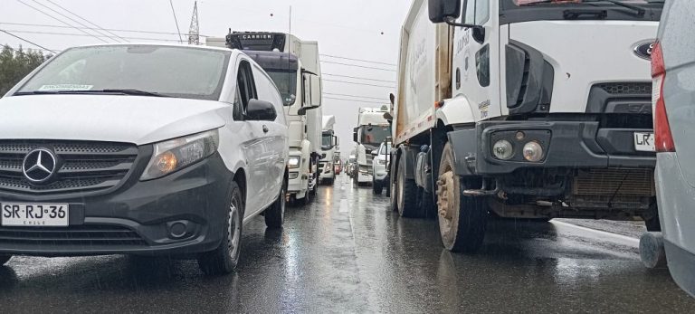 Labores de despeje de camión accidentado mantiene cortada la Ruta 5 Sur en Mulchén