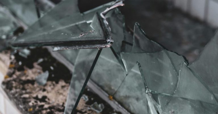 Joven de 19 años se enojó, golpeó y destrozó un ventanal y luego murió en Puerto Natales