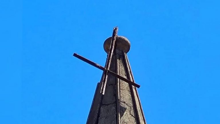 Sigue al borde de su caída: icónica cruz del Campanario de Rere está literalmente colgando