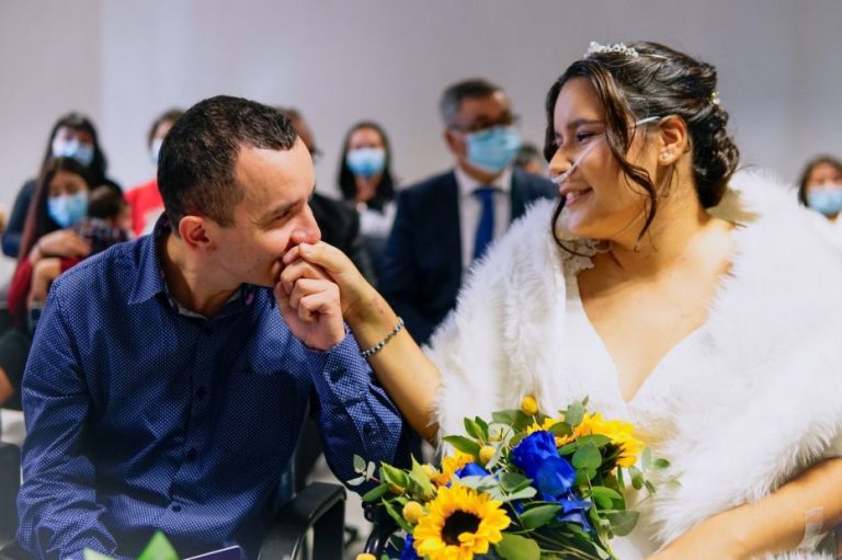 Usuaria de 28 años que padece cáncer contrajo matrimonio en el Complejo Asistencial Angelino