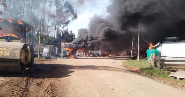 Varios camiones y maquinarias destruidas tras atentado incendiario en la región de Los Lagos