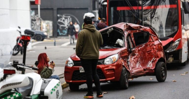 Choque entre bus del transporte público y auto deja dos heridos de gravedad en Santiago