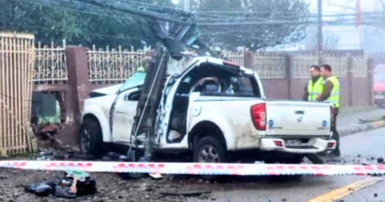 Camioneta chocó contra un poste y la entrada de una casa: Conductor falleció tras sufrir accidente de tránsito en Valdivia