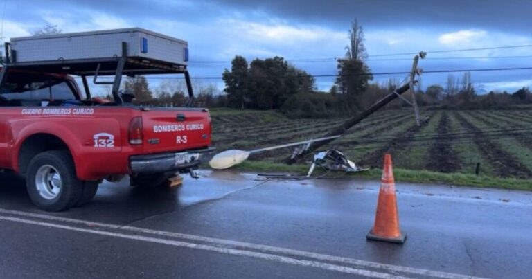 Vehículo volcó e impactó un poste: Dos mujeres fallecen tras sufrir choque de alta energía en la ruta que une Curicó con Rauco