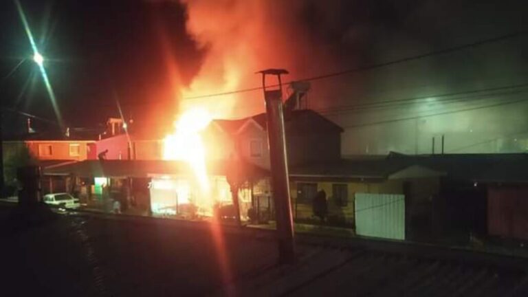 Violento incendio destruyó vivienda en Mulchén: una segunda también fue afectada