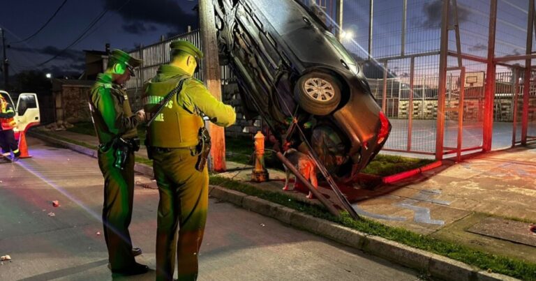 Vehículo con encargo por robo terminó literalmente colgando en Talcahuano tras accidente