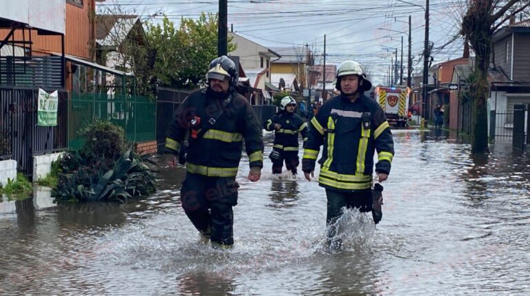 Inundación en Los Ángeles: con motobombas intentan retirar agua tras desborde del estero Paillihue