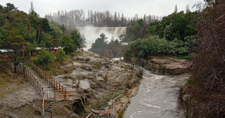 Comerciantes de Saltos del Laja evacúan por crecida de río durante sistema frontal: Temen desborde