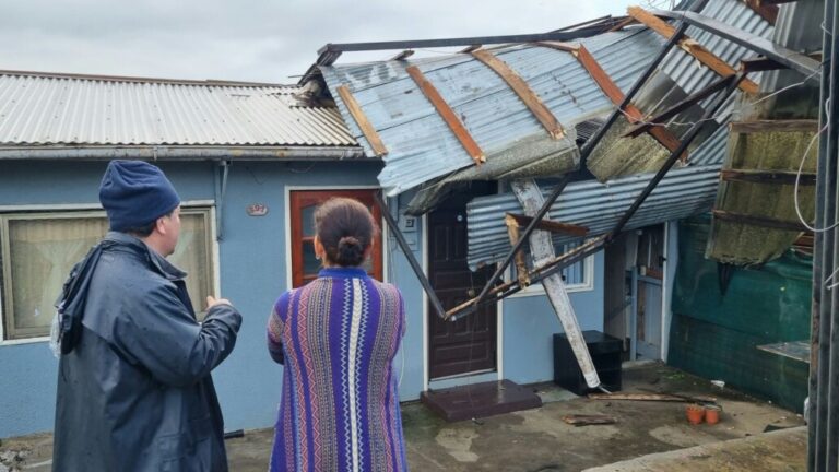 «Terrorífico»: Vecina relata los duros momentos que vivieron por el tornado en Penco