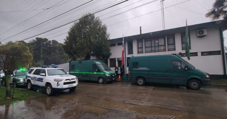 Inundación y colapso de alcantarillas en cárcel de Mulchén obliga al traslado de un centenar de reos