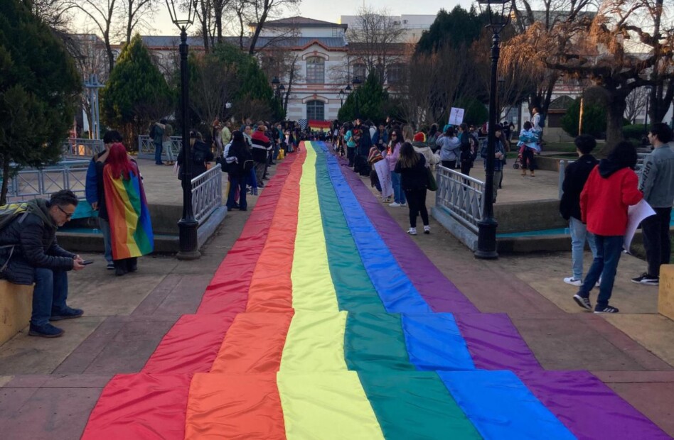 Conmemoración del día del Orgullo extendió una bandera de más de 70 metros de largo en Los Ángeles 