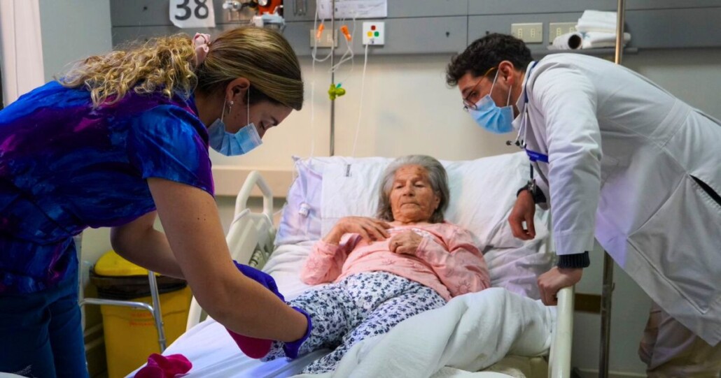 Mujer de más de 100 años es operada con éxito en Complejo Asistencial de Los Ángeles tras caer mientras tendía ropa