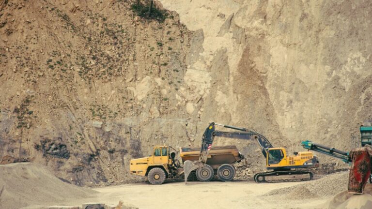 Minero se encuentra atrapado a 260 metros de profundidad tras derrumbe en una mina en Camarones 