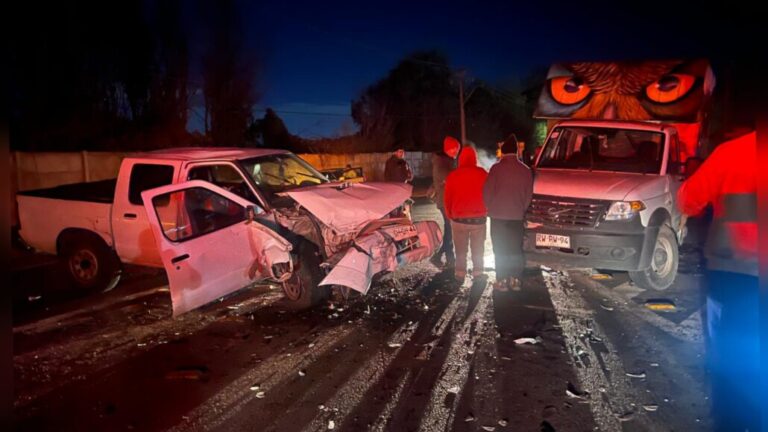 Colisión frontal de dos camionetas deja tres lesionados en Los Ángeles