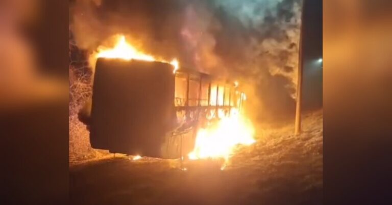 Bus queda totalmente destruido tras incendio en sector rural de Los Ángeles