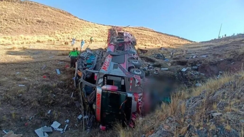 Bus camino a Lima cayó a un acantilado de 200 metros de altura