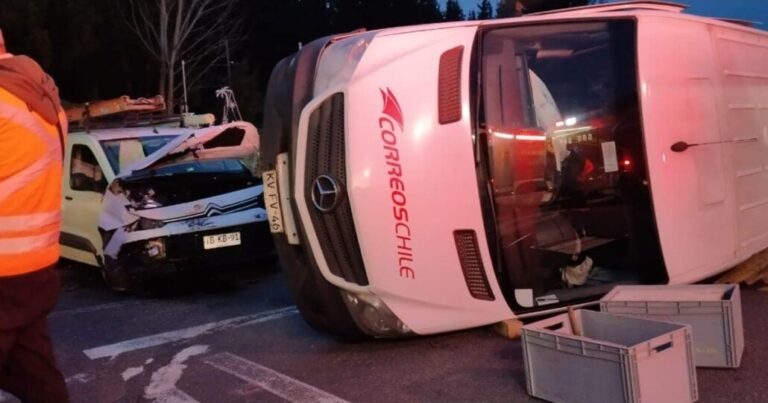 Accidente de tránsito deja tres lesionados en Laja: Furgón de Correos de Chile terminó volcado