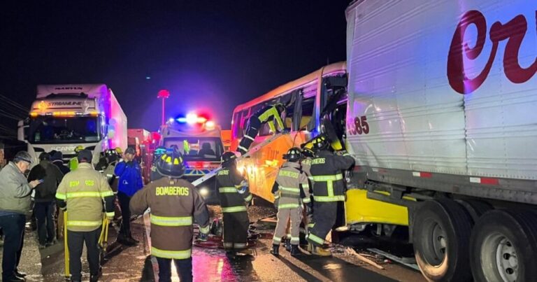 Al menos dos fallecidos y varios heridos deja la colisión de bus y camión en Paine 