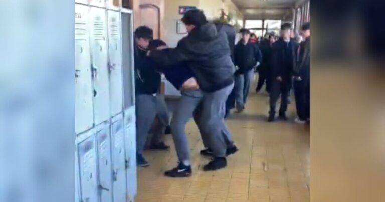 Alumnos del liceo Enrique Ballacey protagonizaron una violenta pelea en Angol