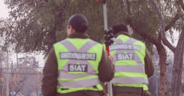 Chofer se da a la fuga: Peatón fallece tras ser impactado por un bus del transporte público en el centro de Santiago