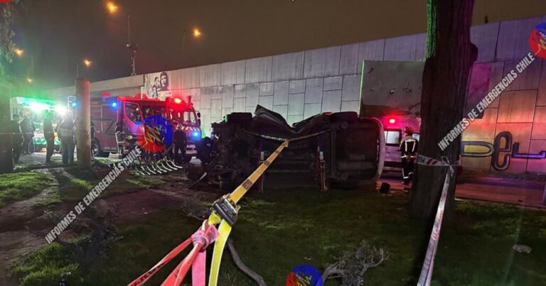 Joven muere y extranjero queda en riesgo vital tras volcamiento de automóvil en Quilicura: Vehículo tenía encargo por robo