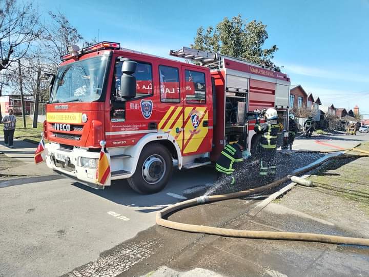 Vivienda y vehículo resultaron afectados tras incendio en Los Ángeles