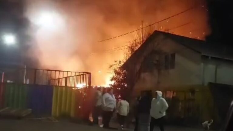 Incendio afecto dos viviendas en Los Ángeles: Una quedó completamente destruída