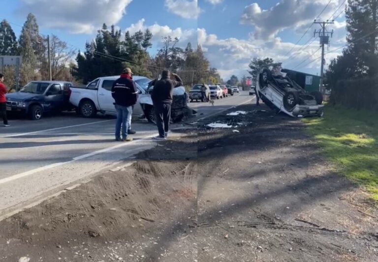 Impactante accidente múltiple se registró en Los Ángeles: Jeep quedó volcado a un costado del camino