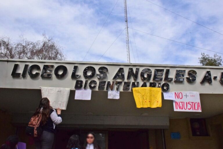 Alumnos se toman el Liceo Bicentenario de Los Ángeles: Piden la renuncia del director