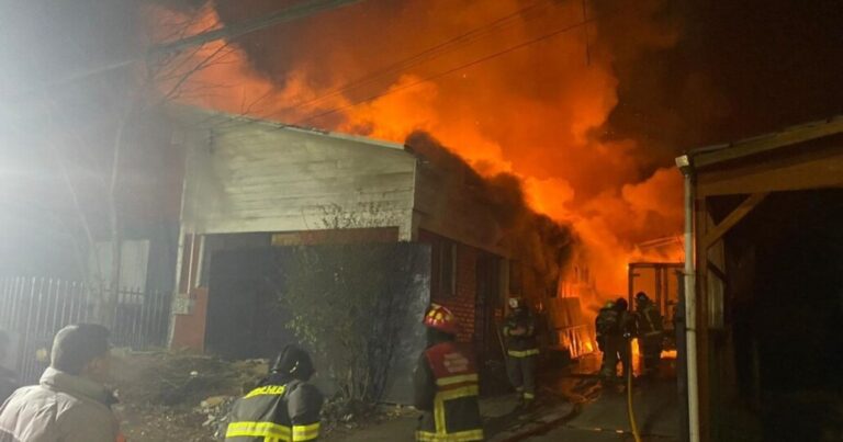 Violento incendio destruyó una vivienda usada como bodega en Nacimiento