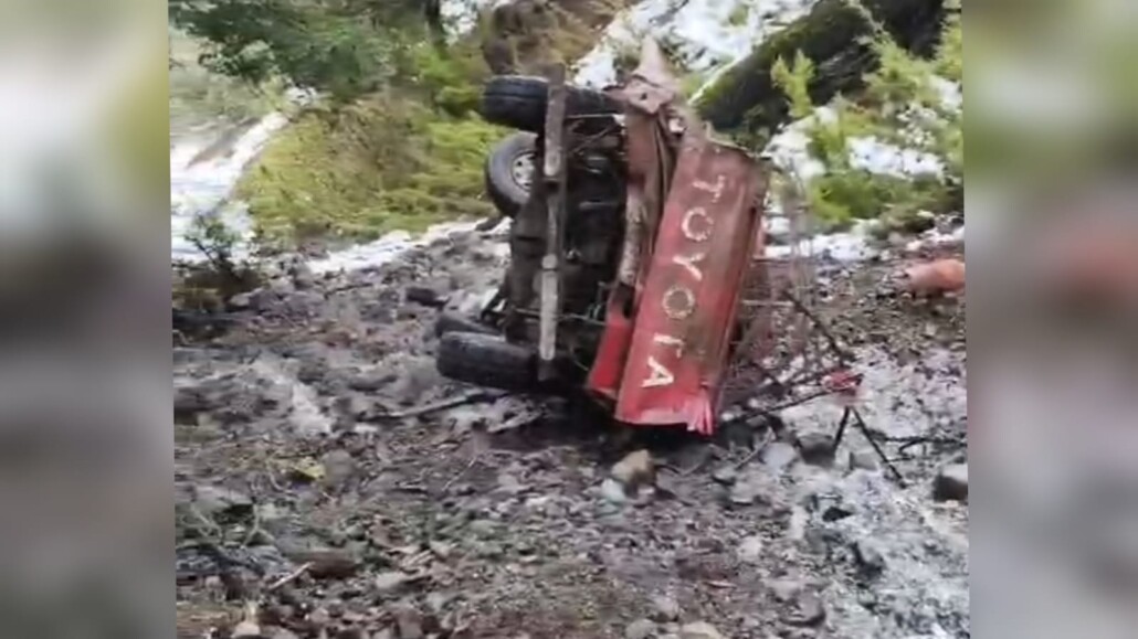 Grave accidente en el Alto Biobío dejó dos muertos: camioneta se desbarrancó y cayó varios metros