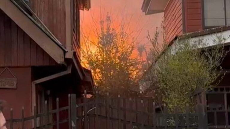 Incendio de vivienda moviliza a Bomberos en Los Ángeles: Declaran primera alarma