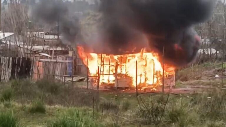 Vivienda quedó destruida tras un incendio en la comuna de Laja