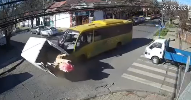 Impactante registro muestra cómo pasajero de un bus salió eyectado tras colisión con furgón en Chillán