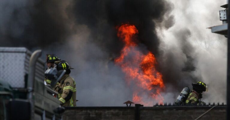 Fatal incendio en Iquique deja dos personas fallecidas y seis viviendas destruidas