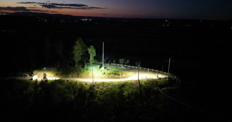 Ícono del Biobío ya ilumina sus noches: El cerro Marimán en Negrete, parte de un ambicioso proyecto turístico