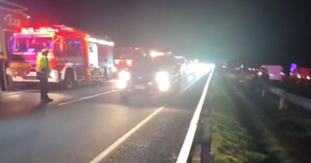 Bus de la línea Pullman con pasajeros se volcó en la Ruta 5 sector San Gregorio, Región de Ñuble