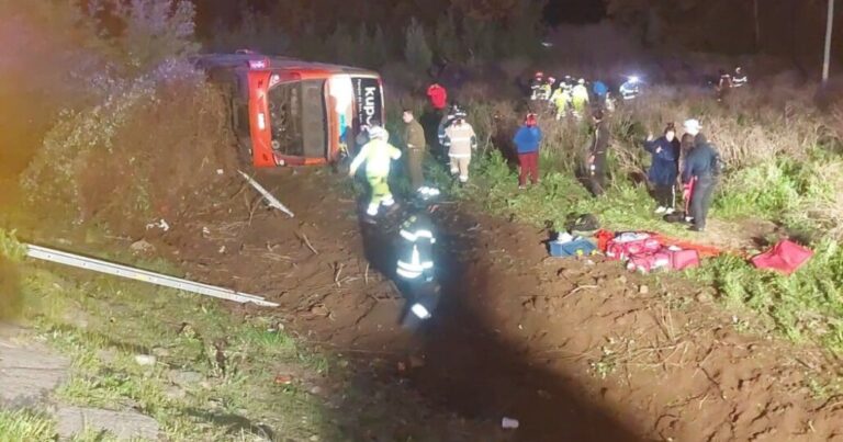 Bus de la línea Pullman Bus con pasajeros se volcó en la Ruta 5 sector San Gregorio, Región de Ñuble