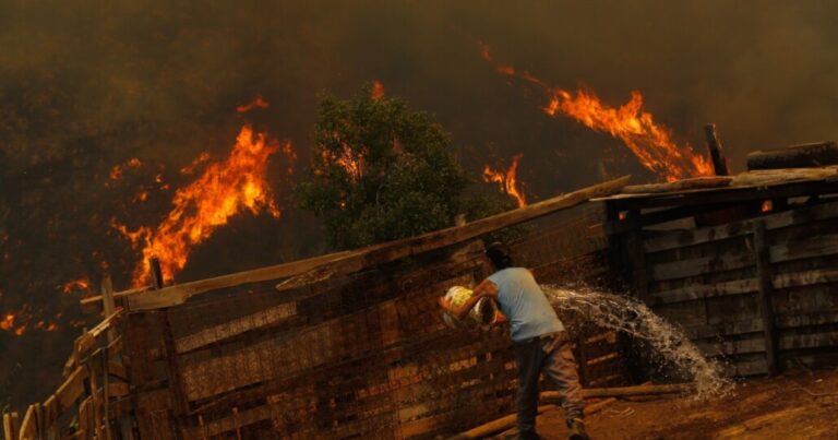 Confirman tercer detenido por el megaincendio en la región Valparaíso: Es funcionario de Senapred y voluntario de Bomberos 