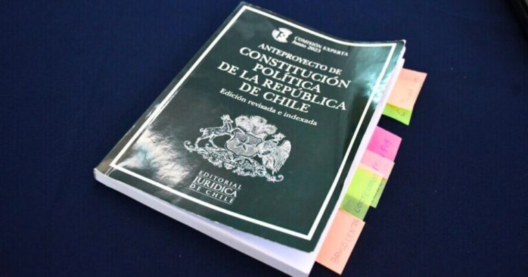 Última Encuesta Cadem: Más chilenos están en contra de una nueva Constitución que a favor